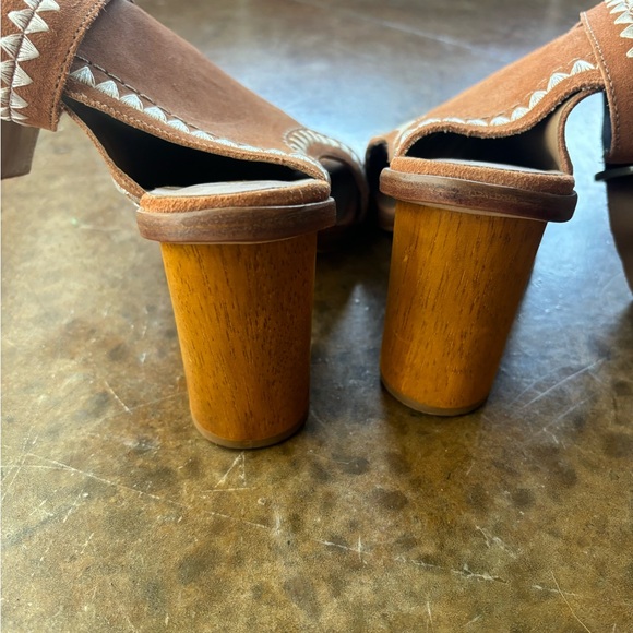 Bernardo Harper suede sandals. Size 8 - Picture 3 of 4
